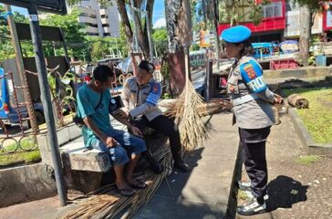 Subsatgas Keladi Sagu saat beri pengobatan gratis bagi warga seputaran Taman Imbi