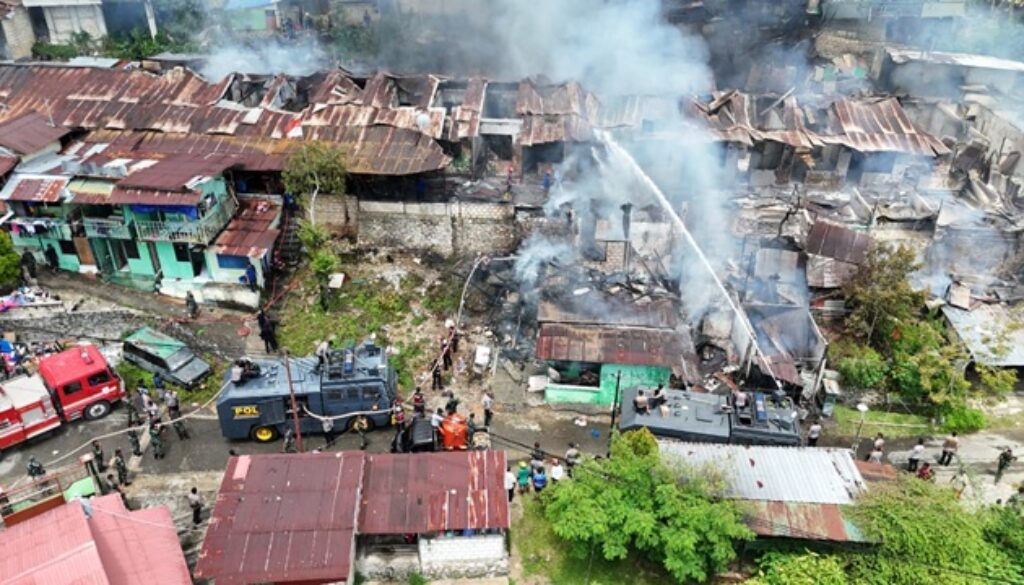 Tiga unit kendaraan rantis milik Polri dikerahkan bantu memadamkan api di Kodam Lama