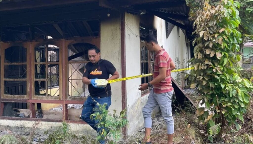 Tim Inafis Polres Jayapura saat melakukan olah TKP kasus kebakaran di Depapre Tim Inafis Polres Jayapura saat melakukan olah TKP kasus kebakaran di Depapre