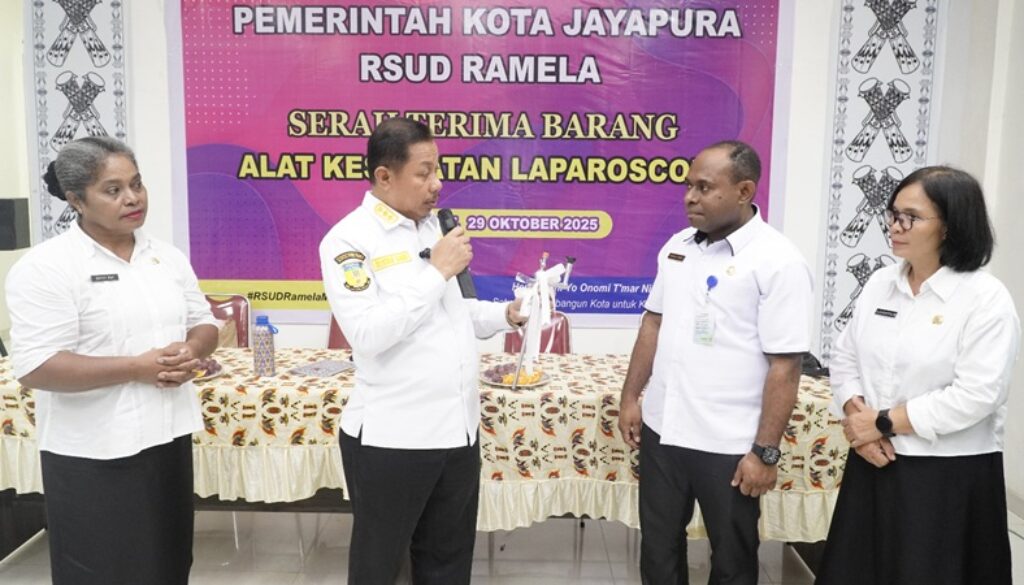 Wakil Walikota Jayapura Rustan Saru menyerahkan alkes laparascpy kepada Dirut RS Ramela Frediks Hisage disaksikan Kadis DP3AKB Betty A Puy dan Kadinkes Wakil Walikota Jayapura Rustan Saru menyerahkan alkes laparascpy kepada Dirut RS Ramela Frediks Hisage disaksikan Kadis DP3AKB Betty A Puy dan Kadinkes
