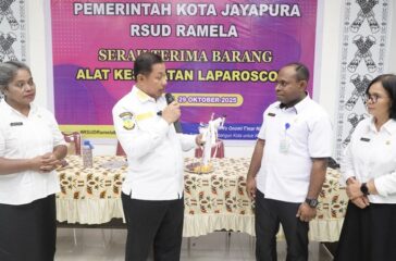 Wakil Walikota Jayapura Rustan Saru menyerahkan alkes laparascpy kepada Dirut RS Ramela Frediks Hisage disaksikan Kadis DP3AKB Betty A Puy dan Kadinkes