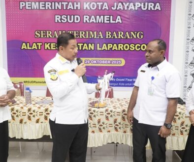 Wakil Walikota Jayapura Rustan Saru menyerahkan alkes laparascpy kepada Dirut RS Ramela Frediks Hisage disaksikan Kadis DP3AKB Betty A Puy dan Kadinkes Wakil Walikota Jayapura Rustan Saru menyerahkan alkes laparascpy kepada Dirut RS Ramela Frediks Hisage disaksikan Kadis DP3AKB Betty A Puy dan Kadinkes
