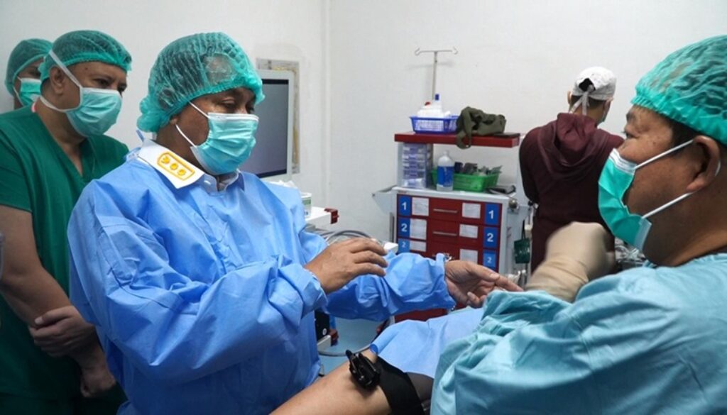 Walikota Jayapura H Rustan Saru melihat langsung jalannya operasi tubektomi dengan menggunakan Alkes Laparascopy di RS Ramela Koya Barat Walikota Jayapura H Rustan Saru melihat langsung jalannya operasi tubektomi dengan menggunakan Alkes Laparascopy di RS Ramela Koya Barat