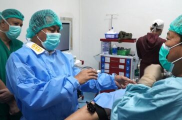 Walikota Jayapura H Rustan Saru melihat langsung jalannya operasi tubektomi dengan menggunakan Alkes Laparascopy di RS Ramela Koya Barat