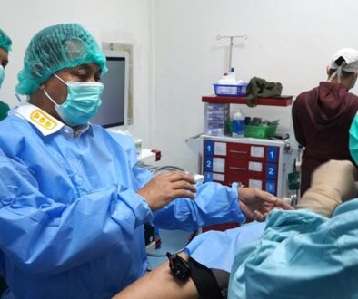 Walikota Jayapura H Rustan Saru melihat langsung jalannya operasi tubektomi dengan menggunakan Alkes Laparascopy di RS Ramela Koya Barat Walikota Jayapura H Rustan Saru melihat langsung jalannya operasi tubektomi dengan menggunakan Alkes Laparascopy di RS Ramela Koya Barat