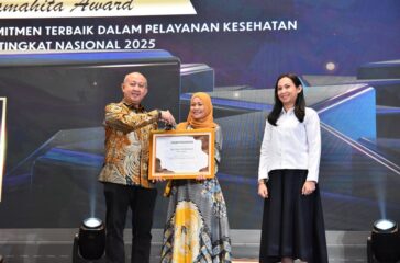 drg vonny saat menerima piagam penghargaan