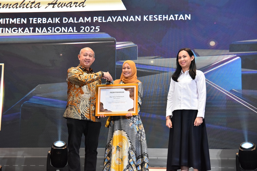 drg vonny saat menerima piagam penghargaan