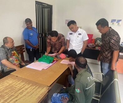 Sat Narkoba Polresta Jayapura saat menyerahkan tersangka bersama barang bukti ganja ke Kejari Jayapura untuk disidangkan Sat Narkoba Polresta Jayapura saat menyerahkan tersangka bersama barang bukti ganja ke Kejari Jayapura untuk disidangkan